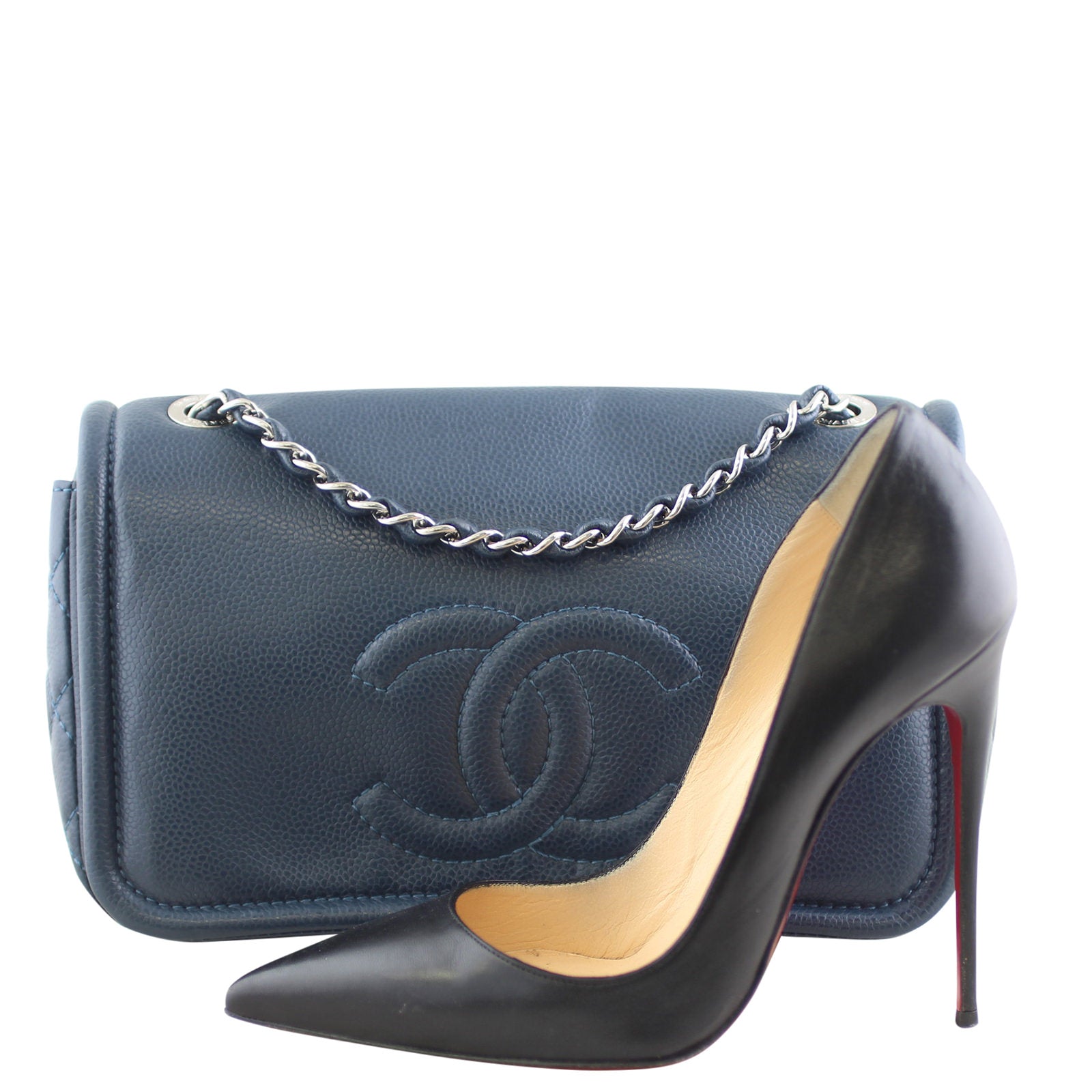 Chanel Timeless Caviar Flap Medium scale