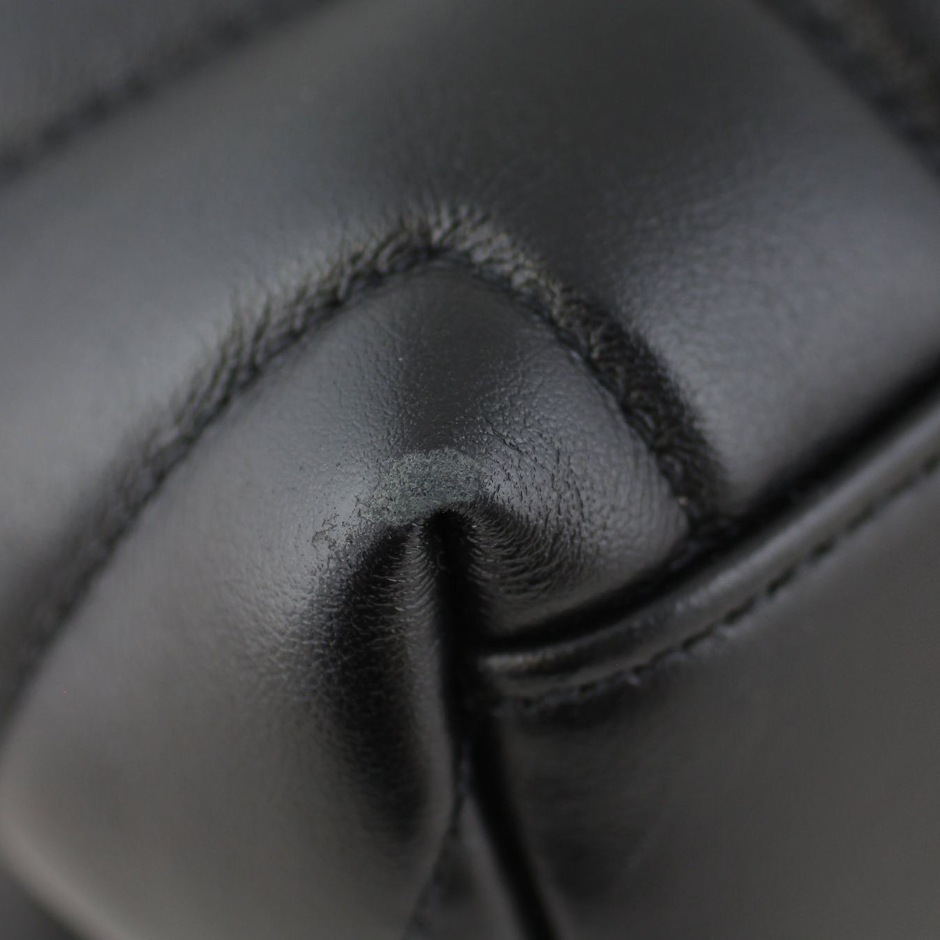 Saint Laurent Loulou Medium corner