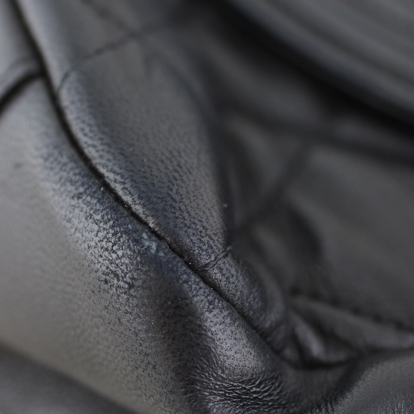 Chanel Antik Boy Large edge