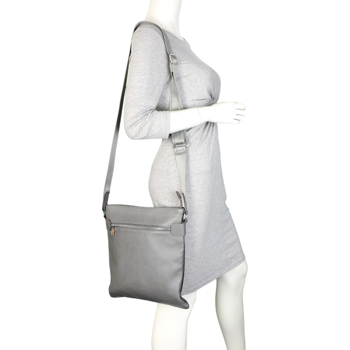 Louis Vuitton Taiga Sasha Messenger