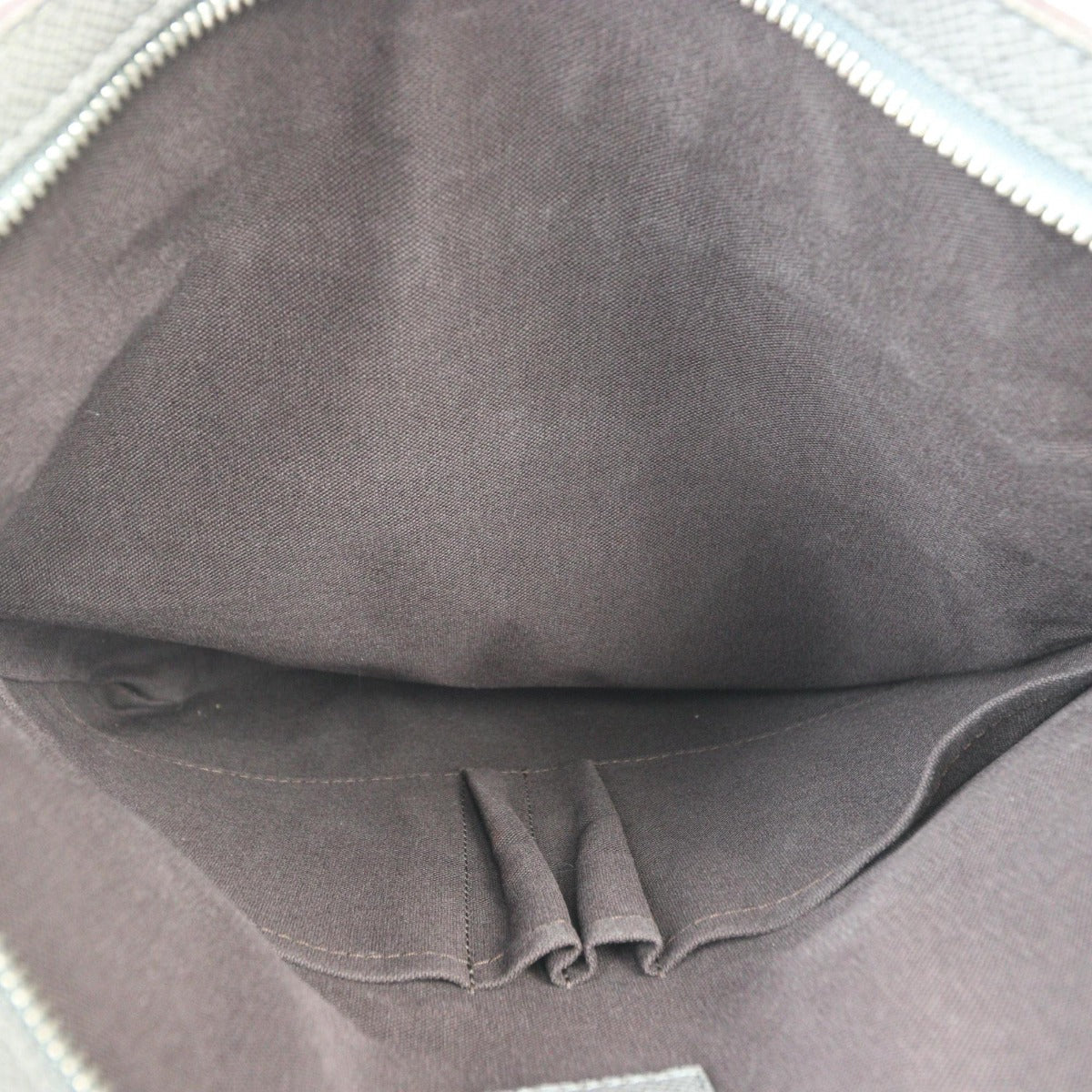 Louis Vuitton Taiga Sasha Messenger