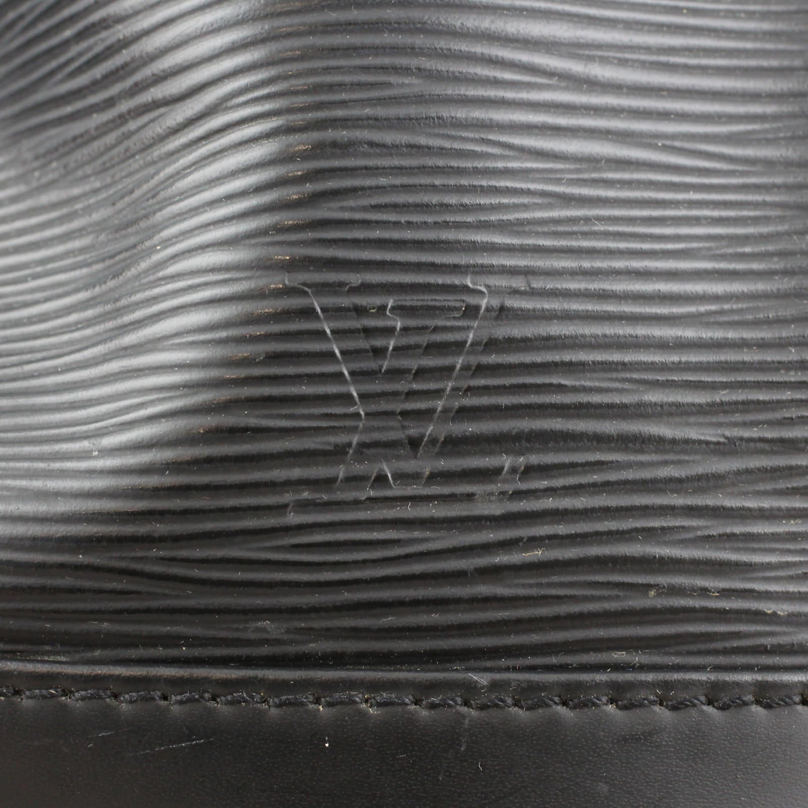 Louis Vuitton Petit Noé Epi Logo