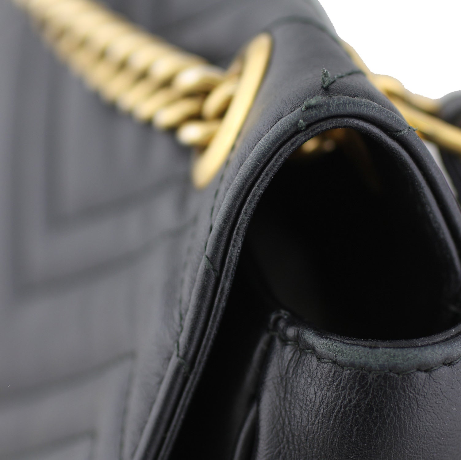 Gucci GG Marmont Medium Shoulder Bag wear