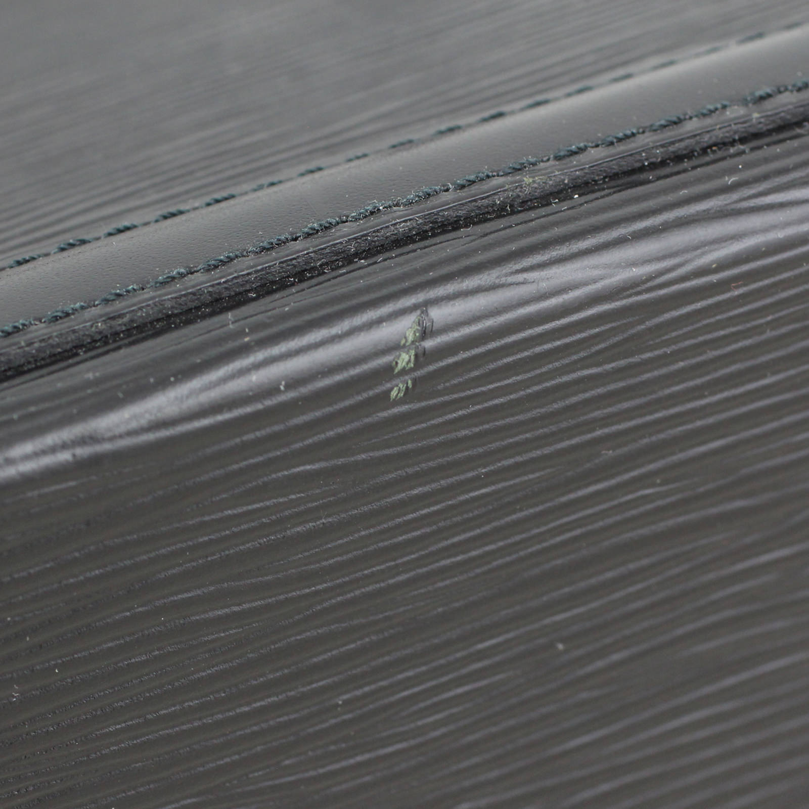 Louis Vuitton Lussac Epi Flaw