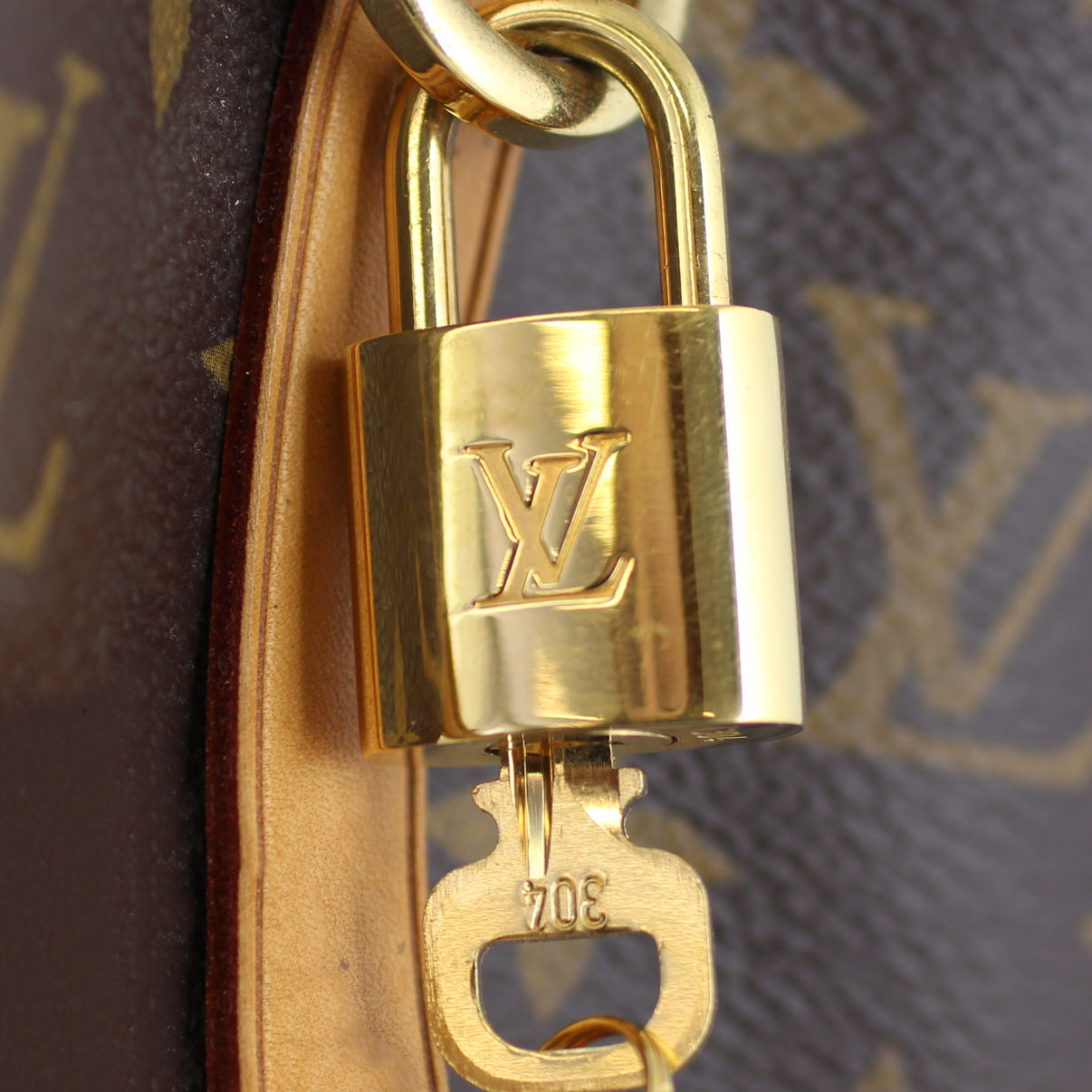 Louis Vuitton Montaigne MM Monogram Lock