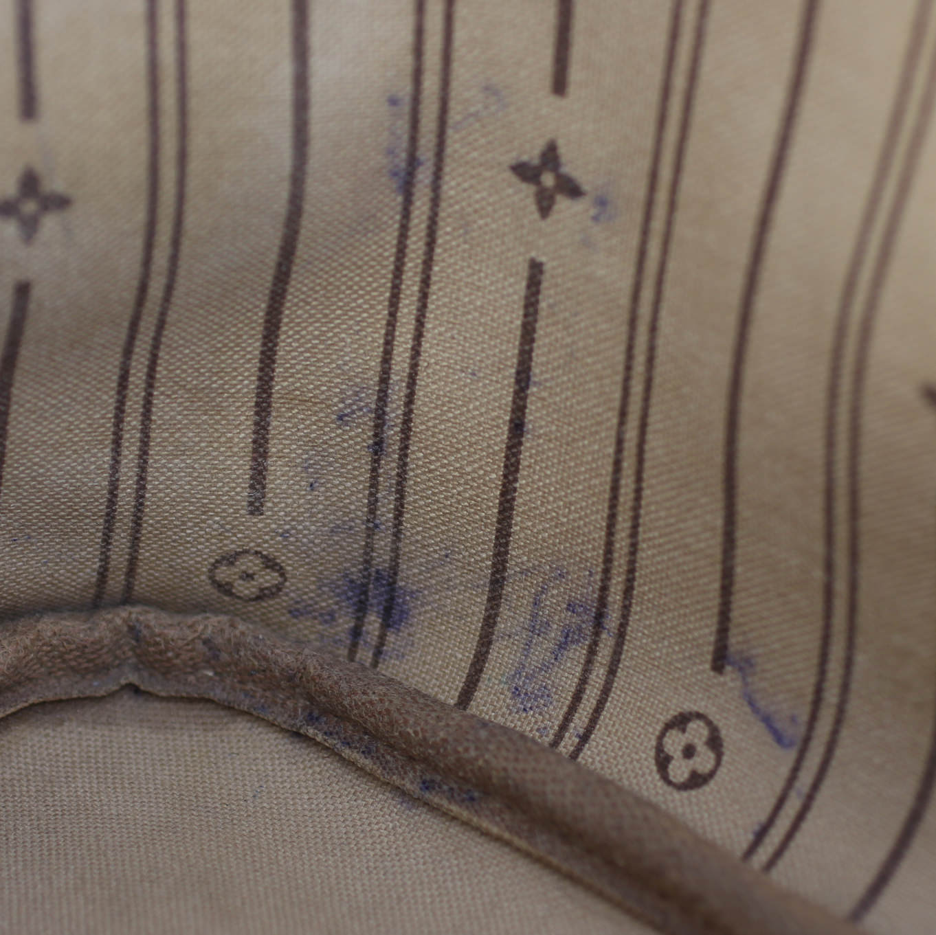 Louis Vuitton Neverfull MM Monogram Stain