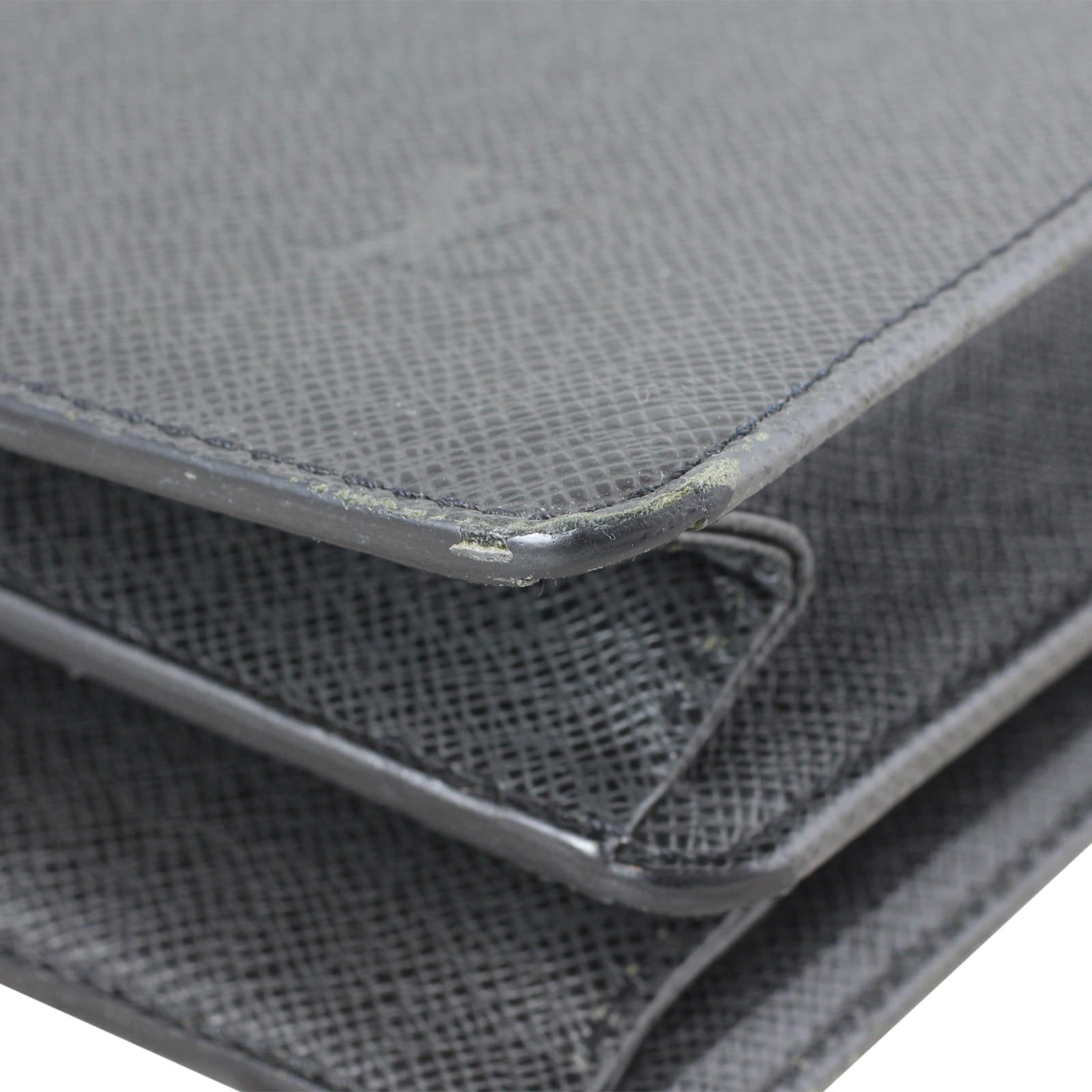 Louis Vuitton Taiga Robusto 2 Briefcase Flaw